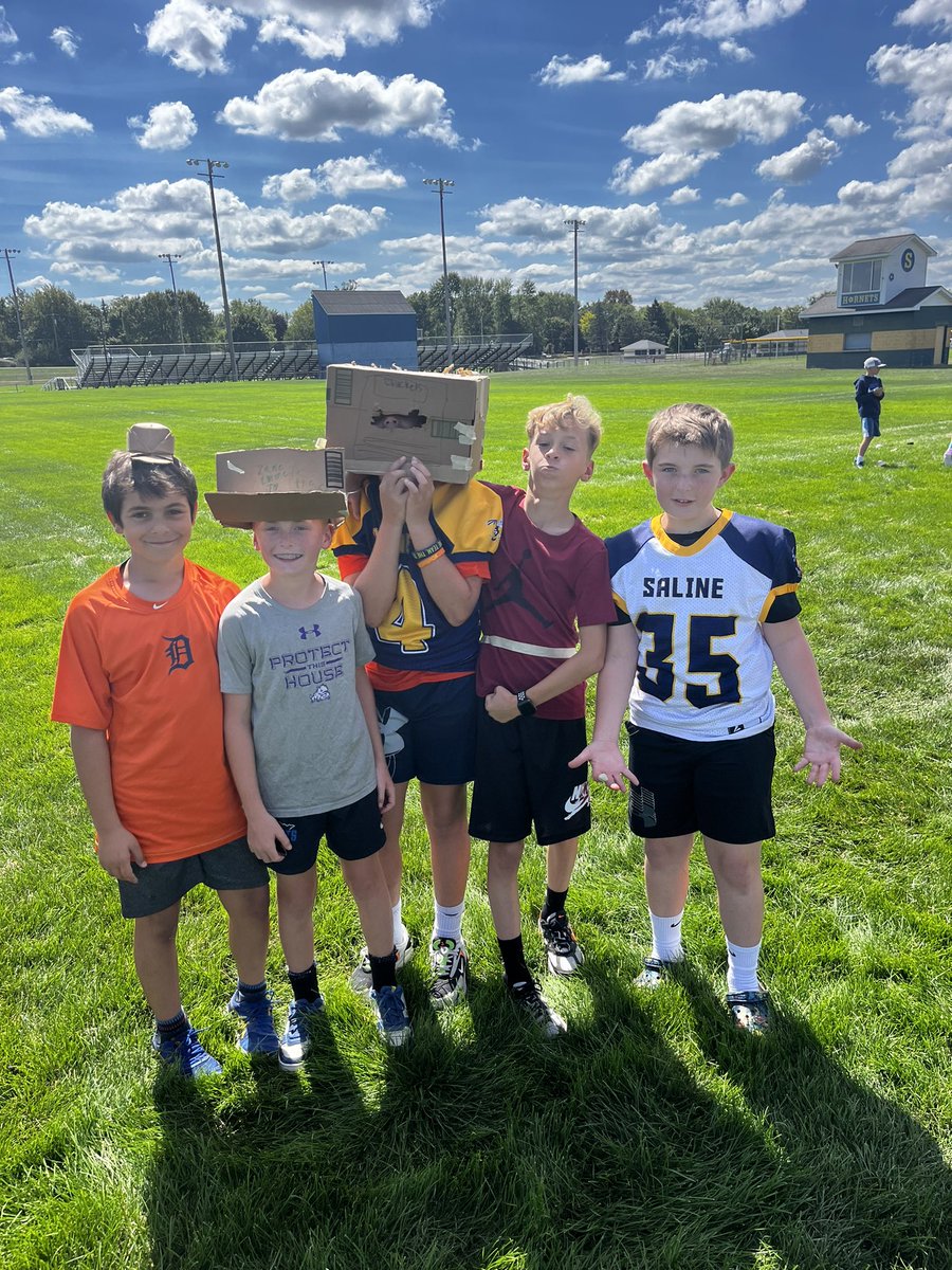 MrSpicerTweets's tweet photo. Busy day for these Hornets. Taking it outside with @MsHarmon_ and @TweetMsEldridge classes to have a little cardboard #STEM challenge. The goal: make something you can wear! #CreativeInnovator #SASCompass #HeritageLearn https://t.co/OPPgJWBuUI