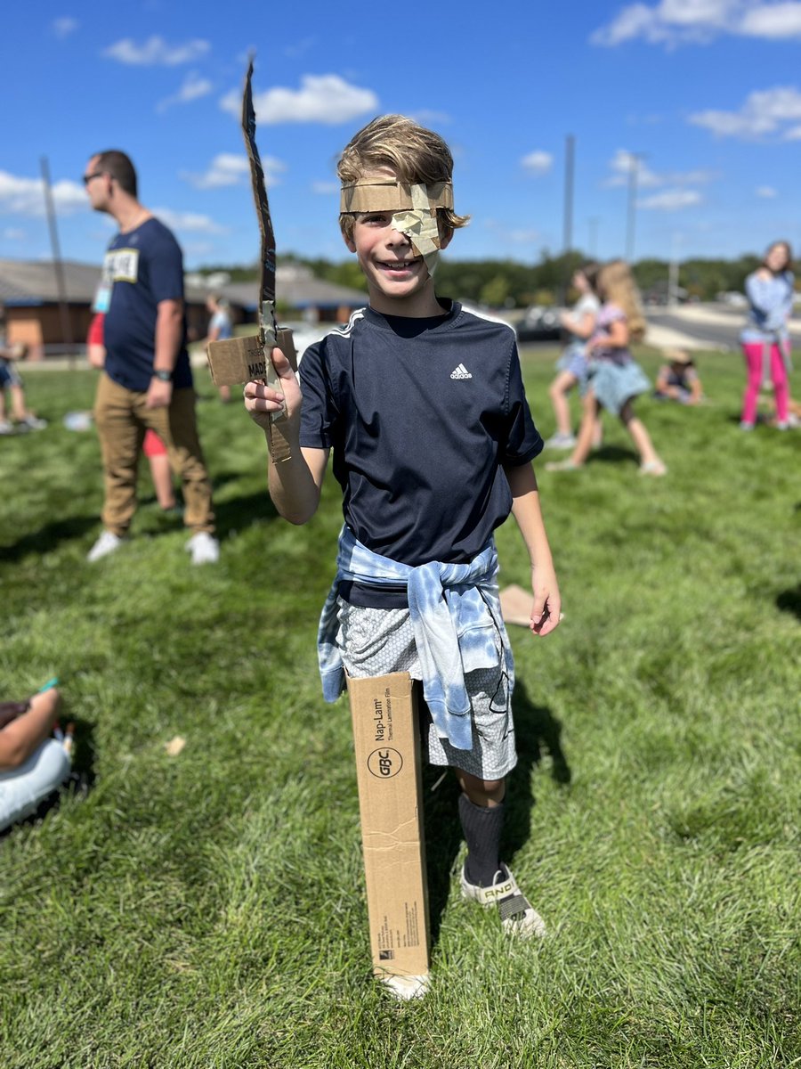 MrSpicerTweets's tweet photo. Busy day for these Hornets. Taking it outside with @MsHarmon_ and @TweetMsEldridge classes to have a little cardboard #STEM challenge. The goal: make something you can wear! #CreativeInnovator #SASCompass #HeritageLearn https://t.co/OPPgJWBuUI