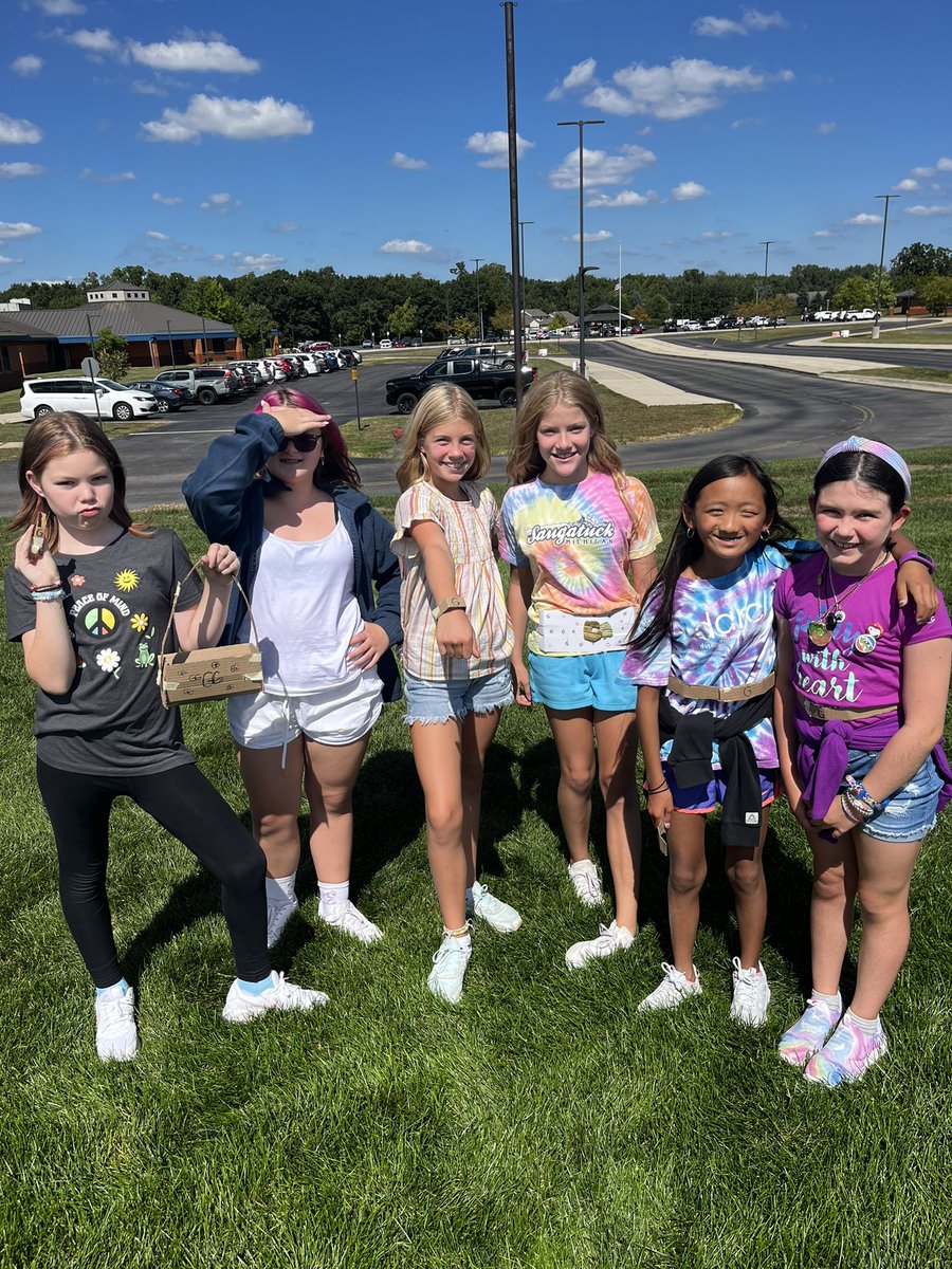 MrSpicerTweets's tweet photo. Busy day for these Hornets. Taking it outside with @MsHarmon_ and @TweetMsEldridge classes to have a little cardboard #STEM challenge. The goal: make something you can wear! #CreativeInnovator #SASCompass #HeritageLearn https://t.co/OPPgJWBuUI