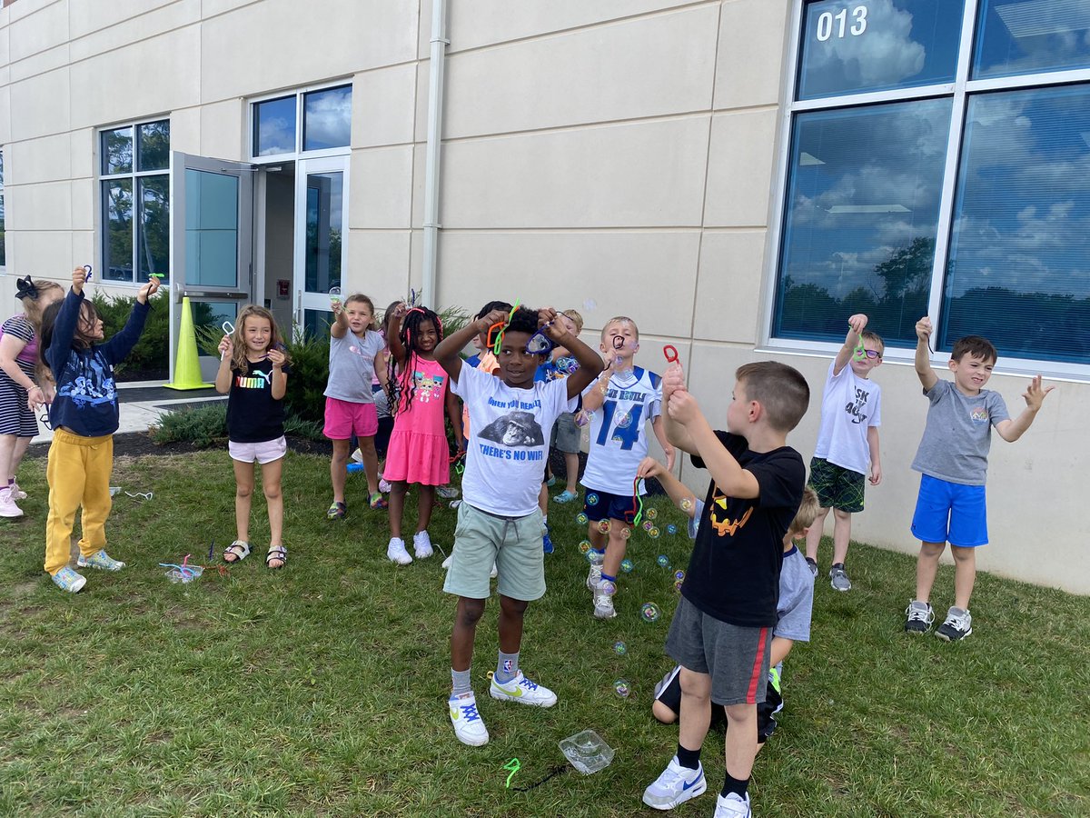 Jrumpthe2nd's tweet photo. We love Science!! Can you make different shaped bubbles with different shaped wands?! #readingelem #bluedrvilpride #pictureperfectscience https://t.co/cyiZ94rEtV