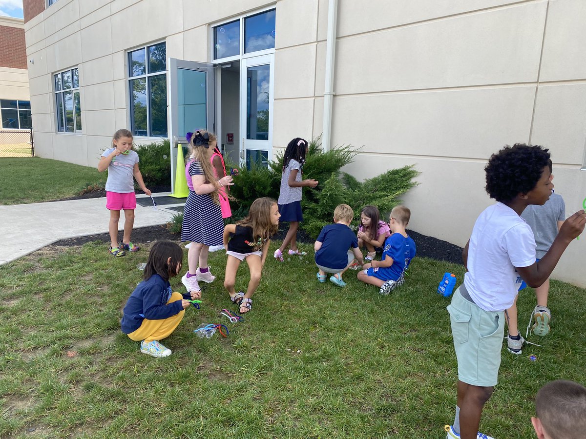 Jrumpthe2nd's tweet photo. We love Science!! Can you make different shaped bubbles with different shaped wands?! #readingelem #bluedrvilpride #pictureperfectscience https://t.co/cyiZ94rEtV