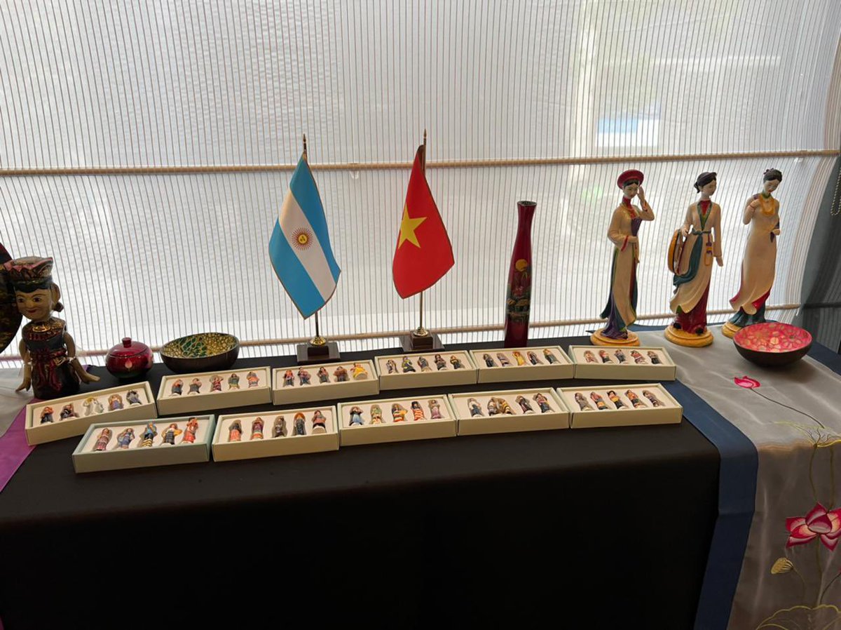 IrlAmbArgentina's tweet photo. Fue un día placer sumarme a los festejos por el Día Nacional de Vietnam 🇻🇳.

¡Gracias al Embajador Vietnam en Argentina 🇦🇷 @EmbajadaVietnam por la invitación! https://t.co/BbV0WdRN8c