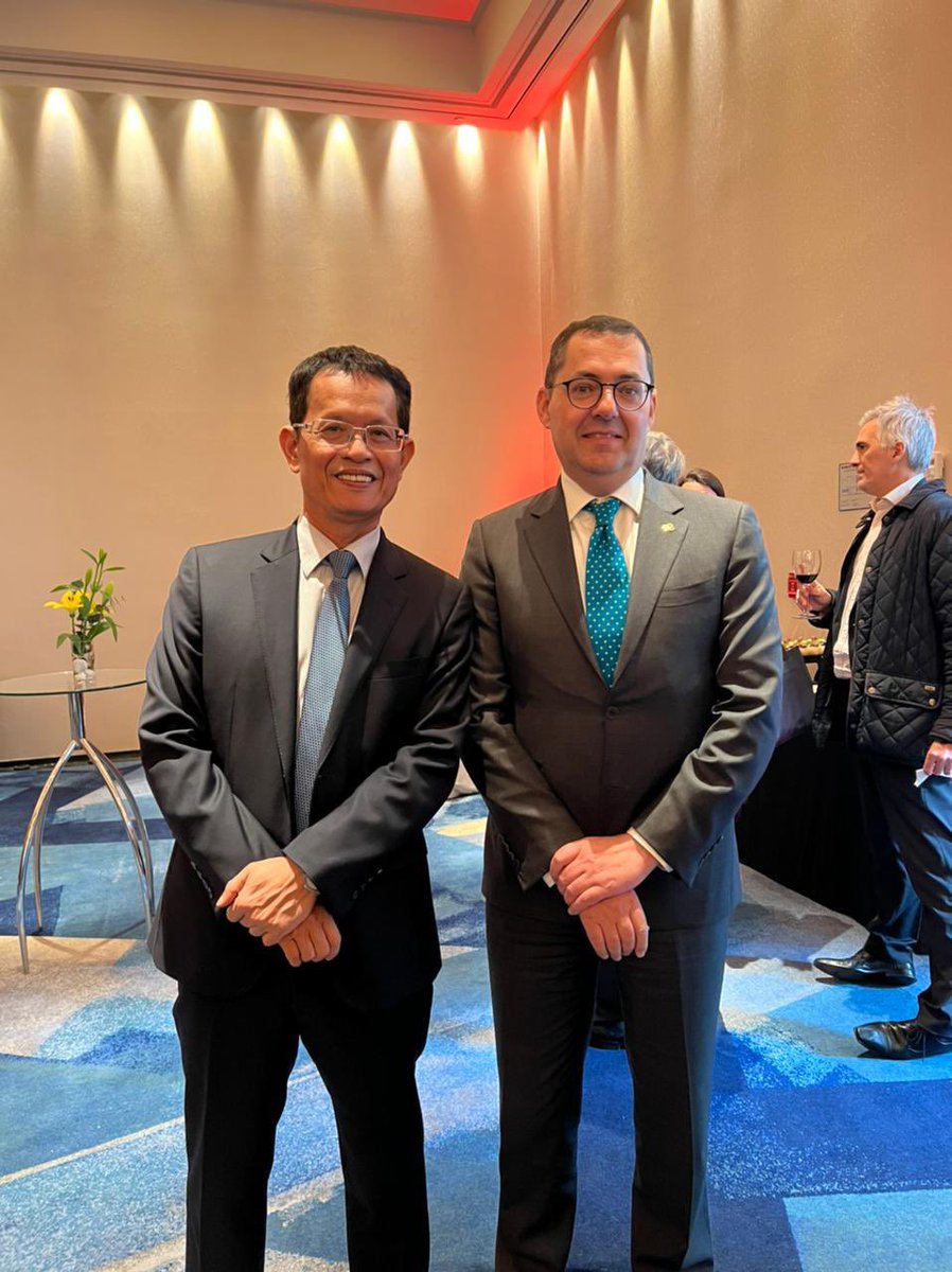 IrlAmbArgentina's tweet photo. Fue un día placer sumarme a los festejos por el Día Nacional de Vietnam 🇻🇳.

¡Gracias al Embajador Vietnam en Argentina 🇦🇷 @EmbajadaVietnam por la invitación! https://t.co/BbV0WdRN8c