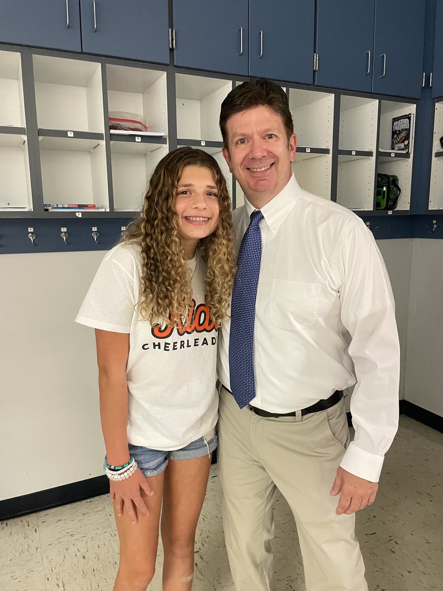 MStevensNASD's tweet photo. Always great to have former 5th Gr Ss stop by to say hello during Meet the Teacher night! @nasdborough #kkidpride #boroimpact https://t.co/WsRAVtuc7w