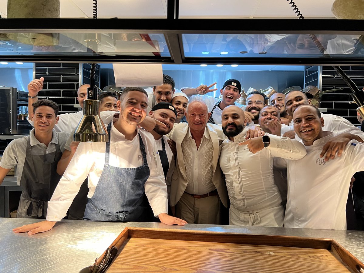 NaguibSawiris's tweet photo. فريق العمل لمطعم خوفو افتتح اليوم من ضمن المرحلة الأولى لمشروع تطوير منطقة الأهرام https://t.co/3OCBEdg54V