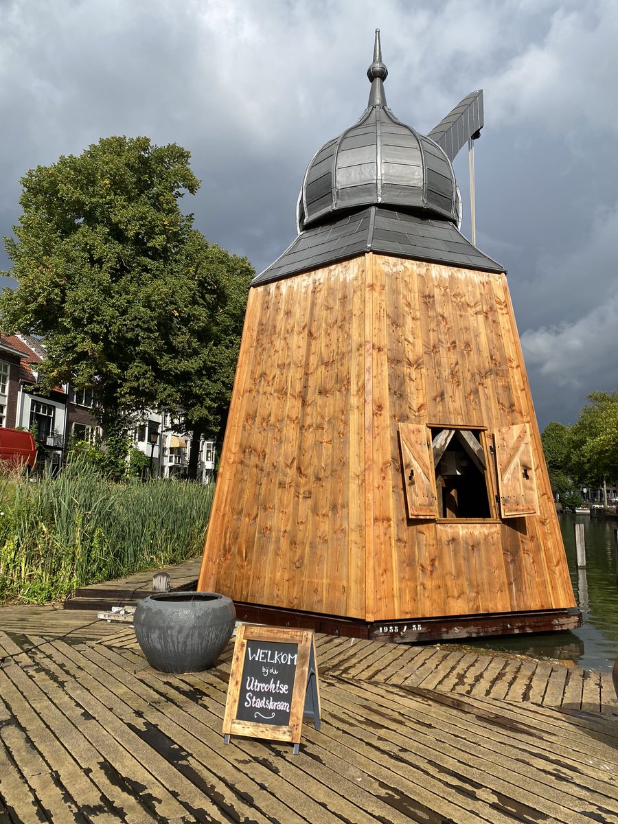 Dreigende luchten, maar helemaal klaar voor de opening van de Stadskraan, morgen 13u Welkom!