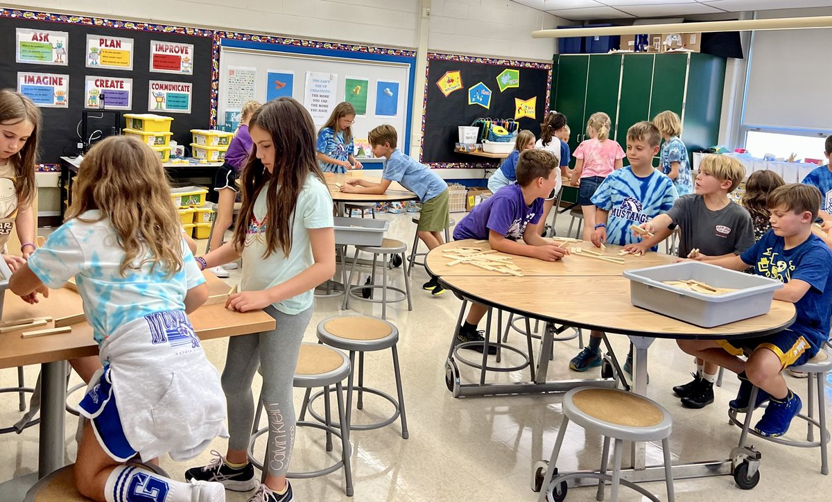 CBGaymanES's tweet photo. Building relationships, building trust, building mazes! @JesseShaw_edu
#BackToSchool #BackToBest #GoGaymanMustangs https://t.co/2zlj2Qz50k