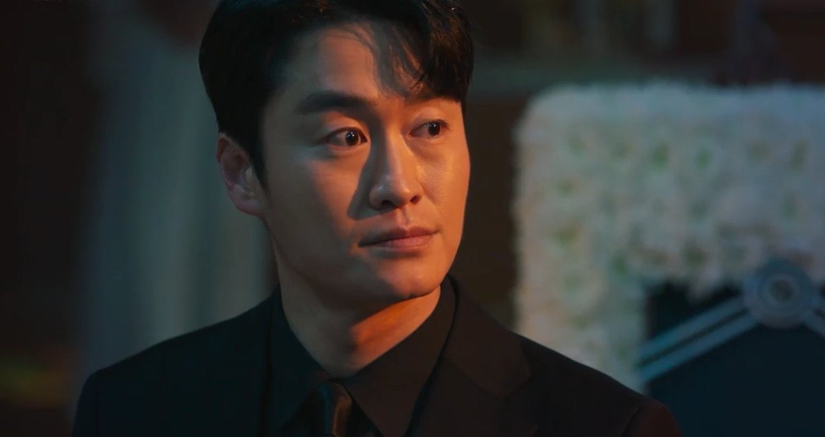 kdramatwists's tweet photo. This took me by surprise. Kim Soontae was Big Mouse’s right hand man all along. The man that was fighting so hard to get Changho out of jail. 

This took a left turn real quick!
#BigMouth #BigMouthEp13 https://t.co/5ceuXeT5oO