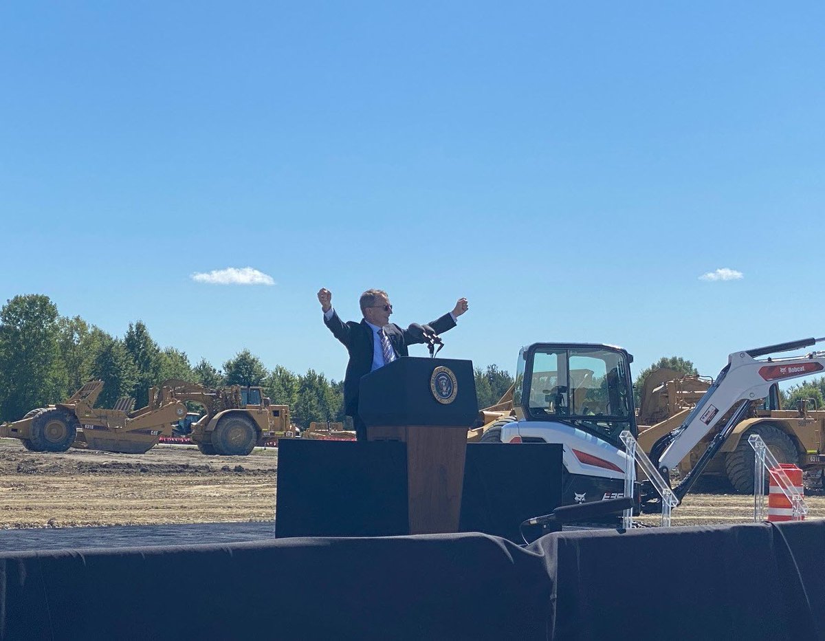 Synopsys's tweet photo. It's a beautiful day in Ohio! Our Chairman &amp; CEO Aart de Geus proudly joined industry colleagues &amp; @POTUS this morning for the groundbreaking of @intel's newest #semiconductor mega-factory. https://t.co/s7ibxR7W4v