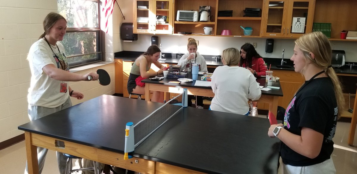gm8585's tweet photo. #CountUp Day 17!
Told blended #HHSAnatomy students we were partying today to celebrate their awesomeness, try not to do work, &amp; bring friends.
Results ⬇️
(Ali tried inviting @MarcusJBelin). My kind of school day. Made them text a thank you to parents.
Love my job. Love these kids https://t.co/bdeYbZRlq1
