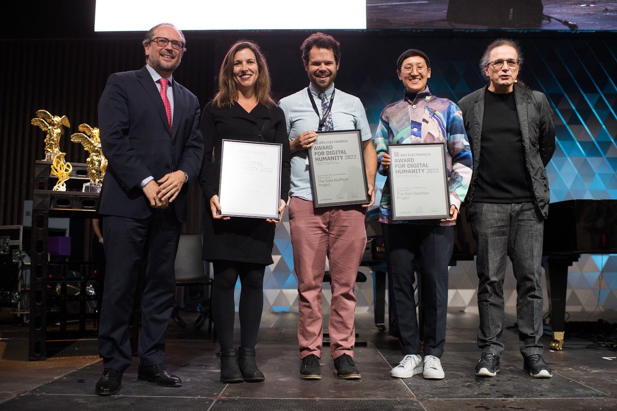 MFA_Austria's tweet photo. Der vom @MFA_Austria gestiftete @ArsElectronica Award 🏆 for #DigitalHumanity geht an @makedatahealthy. AM @a_schallenberg bei der Verleihung an das Daten-Qualitätslabel: „Es ist essenziell, dass sich Technik an den Bedürfnissen von Mensch &amp; Natur orientiert - nicht umgekehrt.“ https://t.co/wJBgR6kwPB