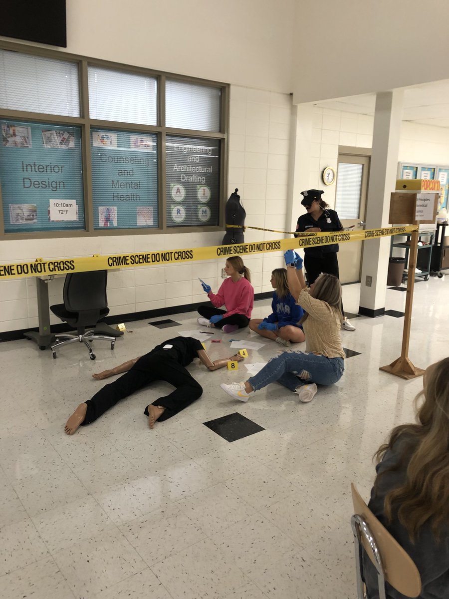 ctelcst's tweet photo. Mrs. Grooms PLTW Biomedical class at LCST worked with "Officer LaRue" this week to investigate a crime scene to collect evidence and determine how the crime occurred.
#intentional
#LCST
#LCSCTE https://t.co/uibGMxSyY7