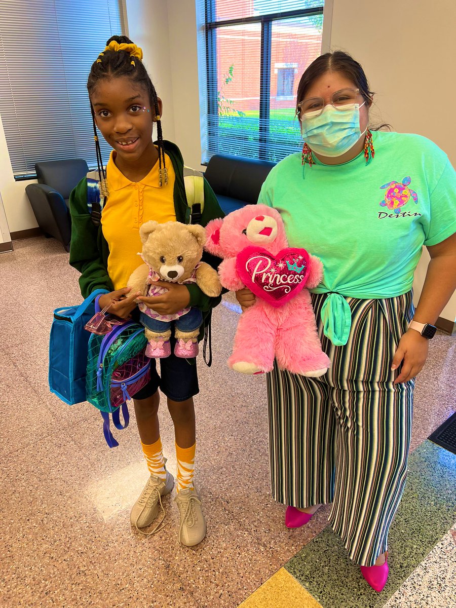 DailyWraparound's tweet photo. @RayKDailyElem continues to celebrate Attendance Awareness Month! Our students had “beary” good attendance by coming to school today with a small stuffed animal. 🧸Proud to work along side our SIR. 👏@HISD_Wraparound https://t.co/0xWsgzUe74