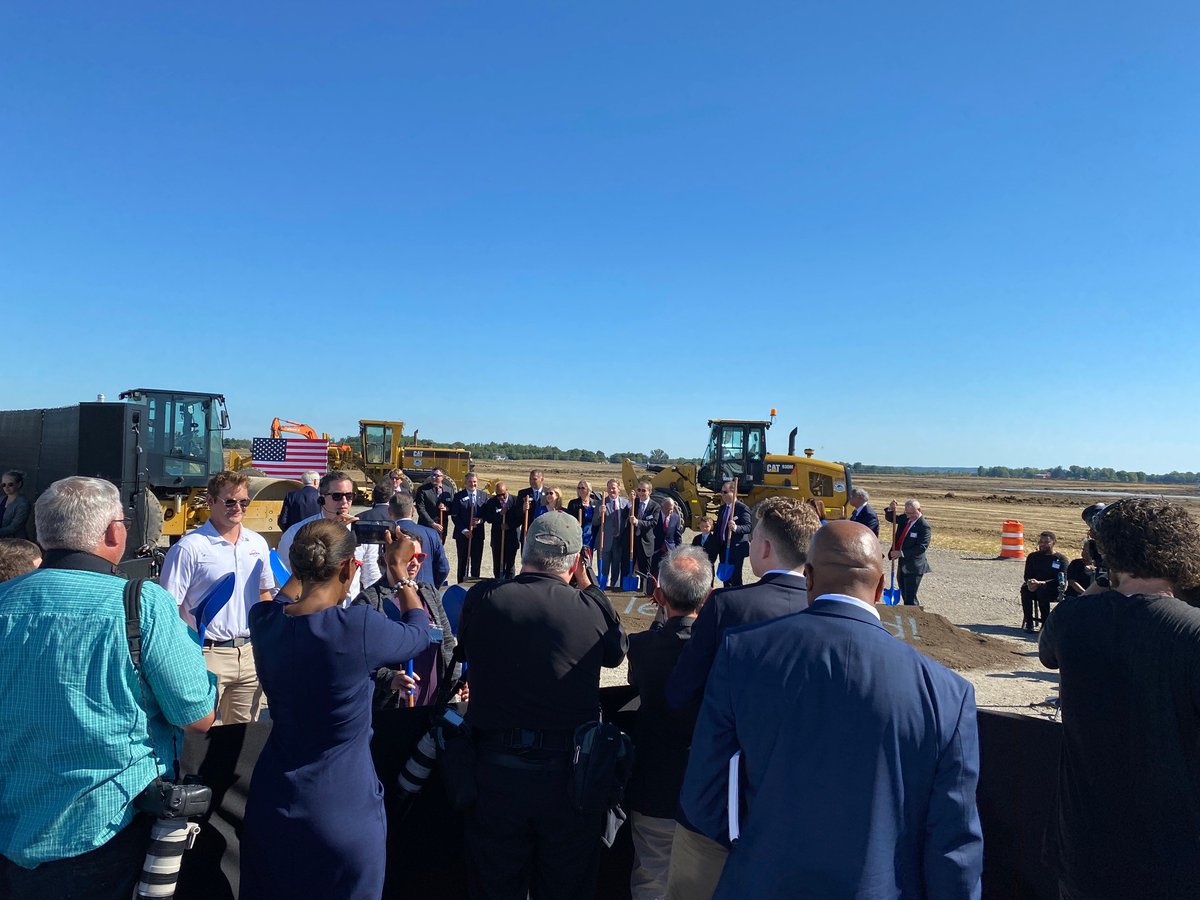 Synopsys's tweet photo. It's a beautiful day in Ohio! Our Chairman &amp; CEO Aart de Geus proudly joined industry colleagues &amp; @POTUS this morning for the groundbreaking of @intel's newest #semiconductor mega-factory. https://t.co/s7ibxR7W4v