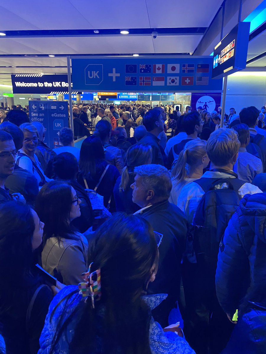 julesat7's tweet photo. @HeathrowAirport #chaos https://t.co/NmCPppC9PD