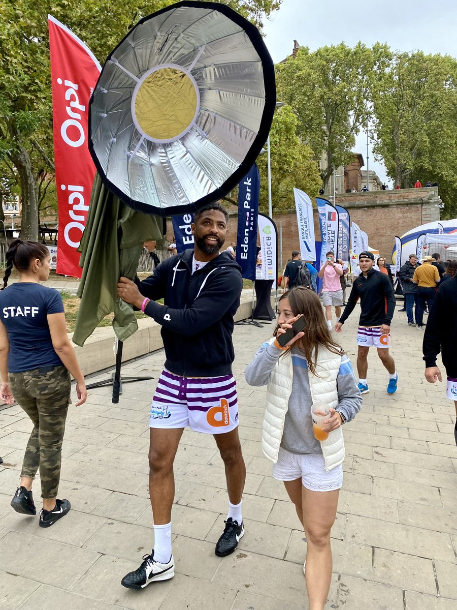 WateRugby's tweet photo. … Et @delonarmitage qui intègre le staff le temps d’un instant, le drop de François TRINH-DUC, tout était génial 😍 https://t.co/rpdxA44hKP