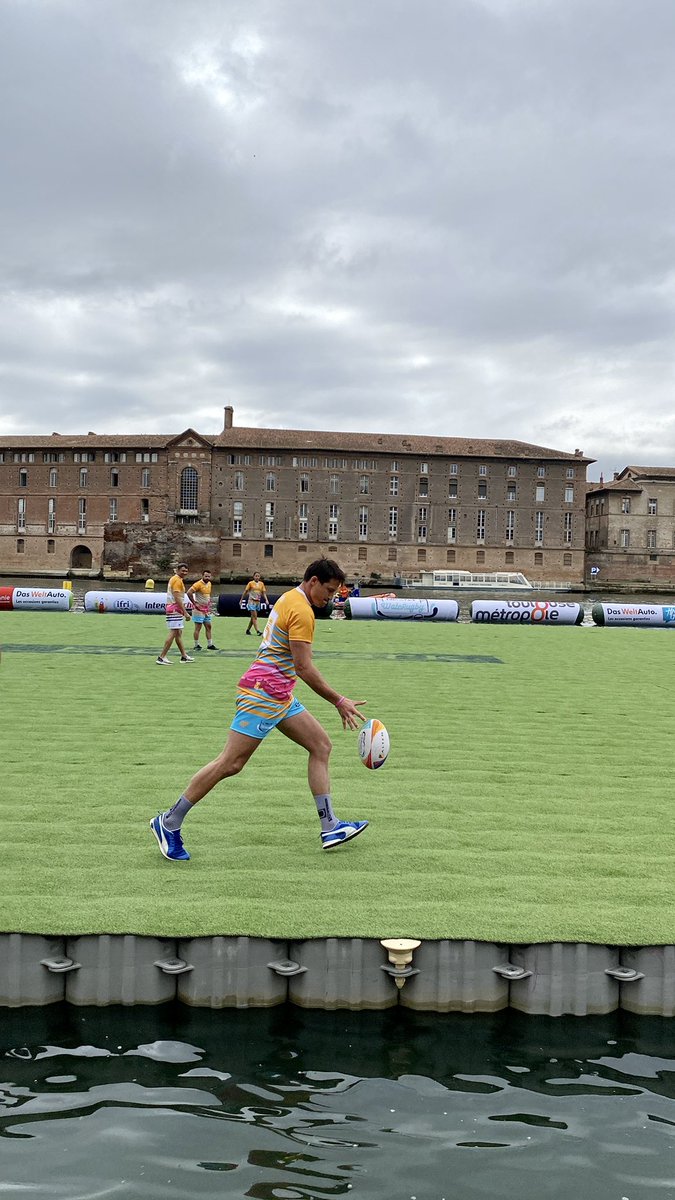 WateRugby's tweet photo. … Et @delonarmitage qui intègre le staff le temps d’un instant, le drop de François TRINH-DUC, tout était génial 😍 https://t.co/rpdxA44hKP