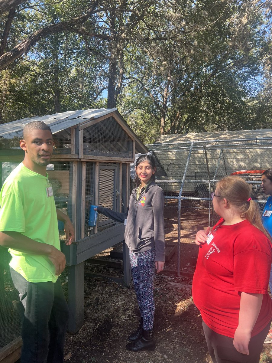 NISD_ReddixMISC's tweet photo. #NISDReddix student trainees working hard at Eagles Flight today. #NISD #Reddix #Animals #Work #Texas #SanAntonio https://t.co/hVN4bi2HGD