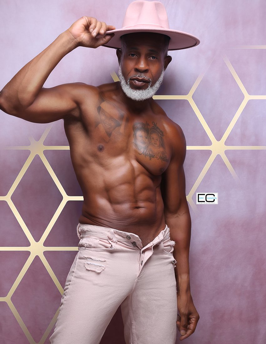 EricLGanison's tweet photo. Real Men Wear Pink
Photographer:
@EricLGanison
Model:
@kendew01
Location:
Atlanta
#ApeelCollection #Magazine #Photography #MaleModel #MensFashion #MensStyle #Fitness #follow4follow #Athletic #skincare #groom #powerlifting #gym #muclemaniaworld https://t.co/36qVQcI7L2