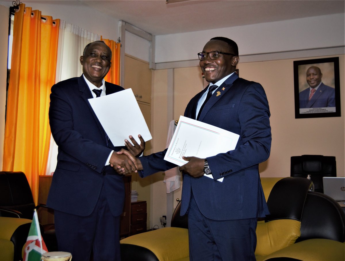 MinTFPSS_bdi's tweet image. #Burundi: Une remise et reprise a eu lieu au @MFPTE_bdi entre le Ministre #entrant Son Excellence Mr.Déo RUSENGWAMIHIGO et le Ministre 
#sortant Dr. Thaddée NDIKUMANA.