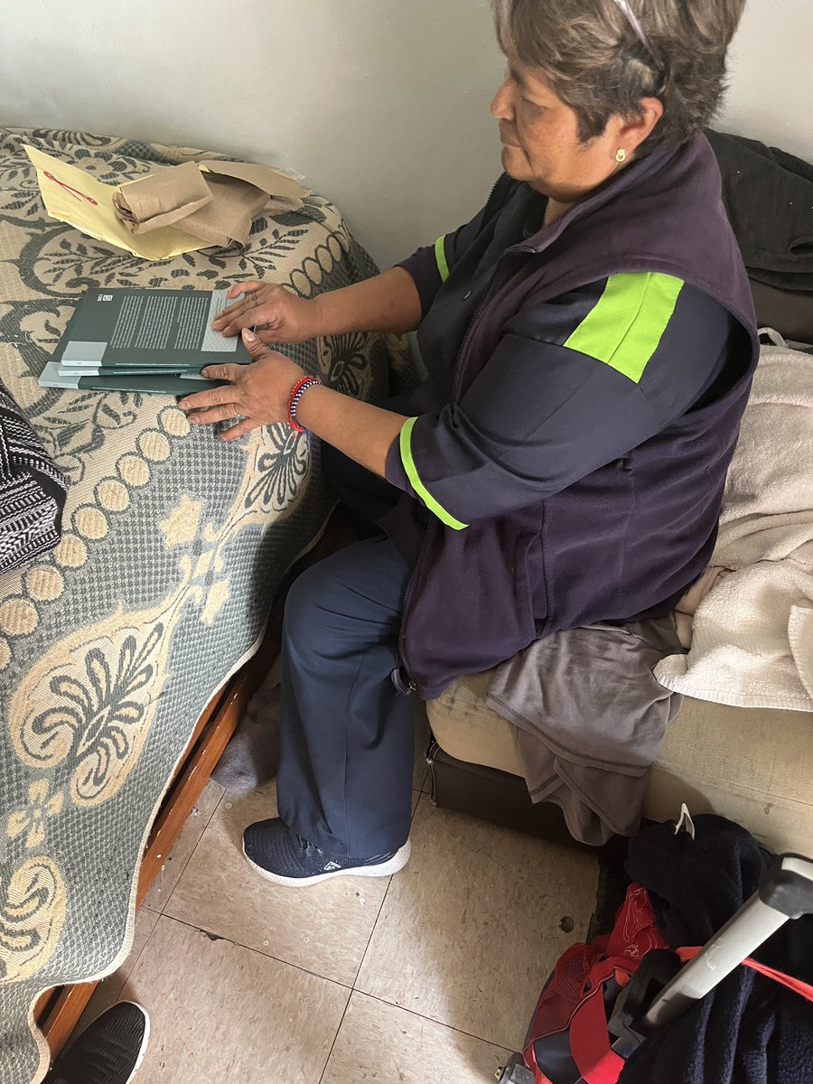 manuel_mimiaga's tweet photo. Mi mamá llegando de trabajar y viendo mi tesis impresa por primera vez. https://t.co/NuE0G2kDUP