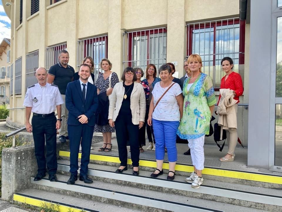 Prefet39's tweet photo. 📍 Dans le cadre des 3 ans du Grenelle des violences conjugales, Maxime Gutzwiller, directeur de cabinet du Préfet, était au commissariat de Lons-le-Saunier, pour un temps d'échanges entre partenaires impliqués dans la prévention des violences faites aux femmes. https://t.co/nPpngBavDr