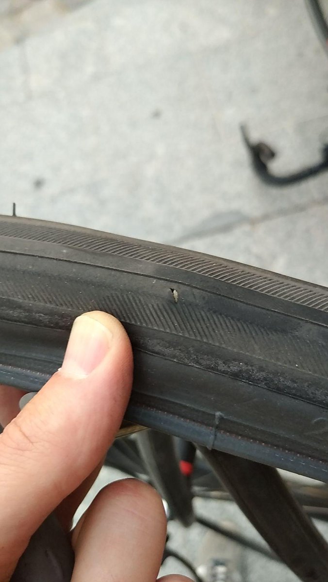 Mercredi, crevaison en #vélotaf et réparation à la rustine.
Aujourd'hui, crevaison à nouveau, je démonte et découvre la fuite sur la rustine. 😭
Soyez plus patient que moi, cherchez et trouvez le caillou fiché dans la gomme du pneu avant de repartir.