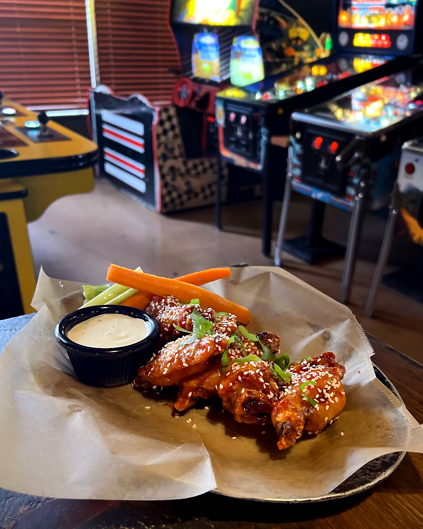 barcadenewark's tweet photo. 🍗 Our Korean Chili Wings sauce are back!! Featuring a sweet and spicy Gochujang-based sauce, with sesame seeds and scallions. 

🍕 The Endless Summer Bar Pie is a white pie topped with grilled corn, bacon, red onion, jalapeños and fresno chiles!

#Barcade #Newark #NewarkNJ #NJ https://t.co/efQh4b86qc