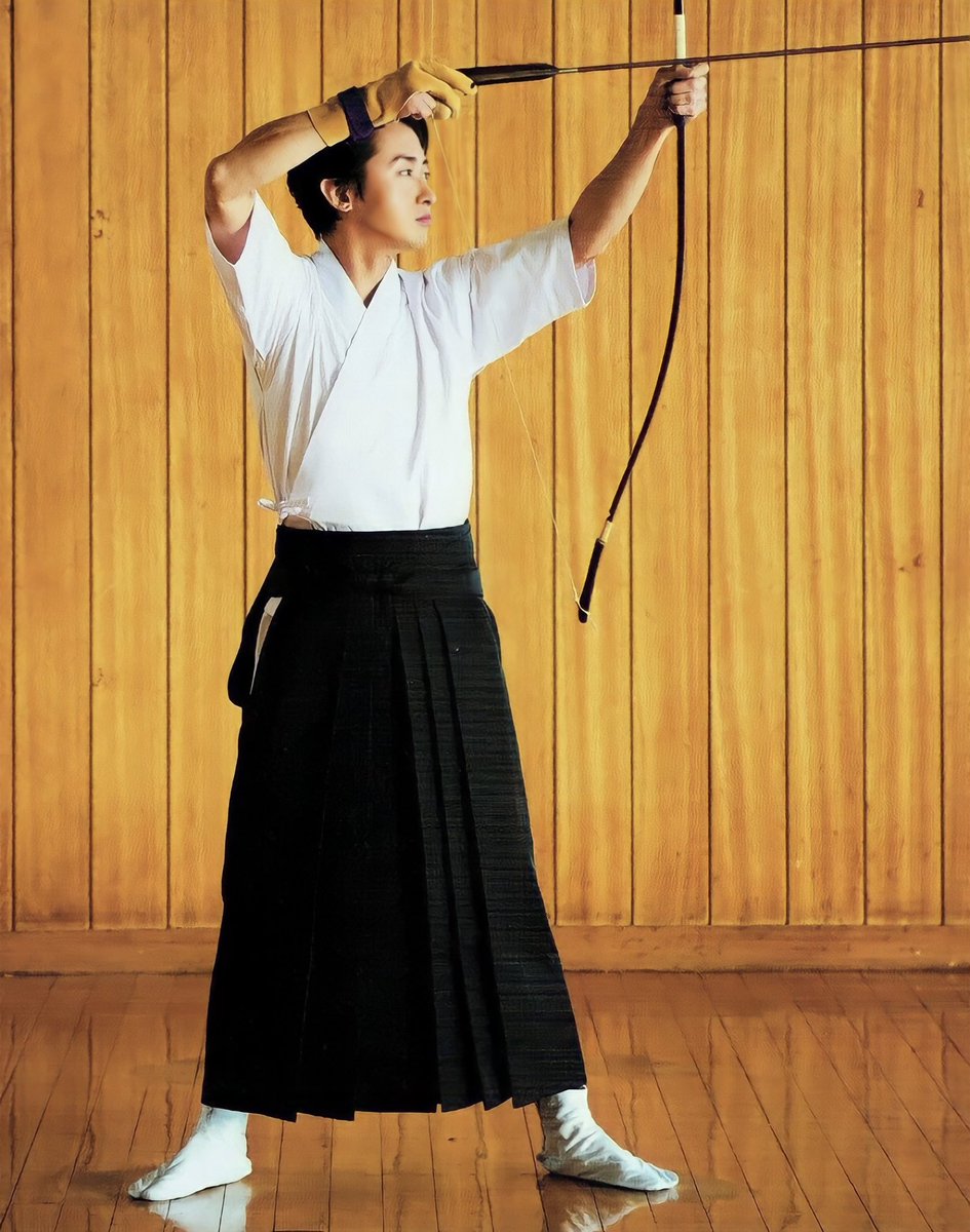 sakuchanmama119's tweet photo. #弓道の日 

日付は「きゅう（9）どう（10）」（弓道）と読む語呂合わせから。日本の伝統武道である弓道を広め、この日に弓道大会を開き、弓道の魅力を多くの人に伝えることが目的

弓を引く姿も美しい💙✨

#大野智
#大野智さんが大好きです https://t.co/XixTyeuFcQ