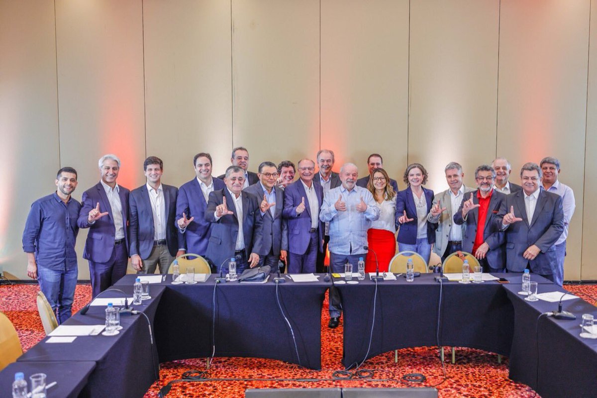 "Não sei se você viu, uma coisa muito engraçada. Parecia uma reunião da... Não tinha preto, não tinha pobre, não tinha trabalhador."