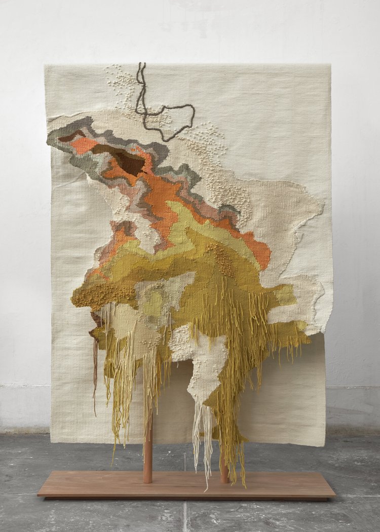 Se vale del bordado y otras técnicas tradicionales para materializar el fruto de sus observaciones sobre el entorno cercano; en el caso de su obra reciente, el de la comarca de Ribagorza.

Ana Teresa Barboza expone en <a href="/LaGran_/">La Gran</a> 👉bit.ly/3TWlNsG