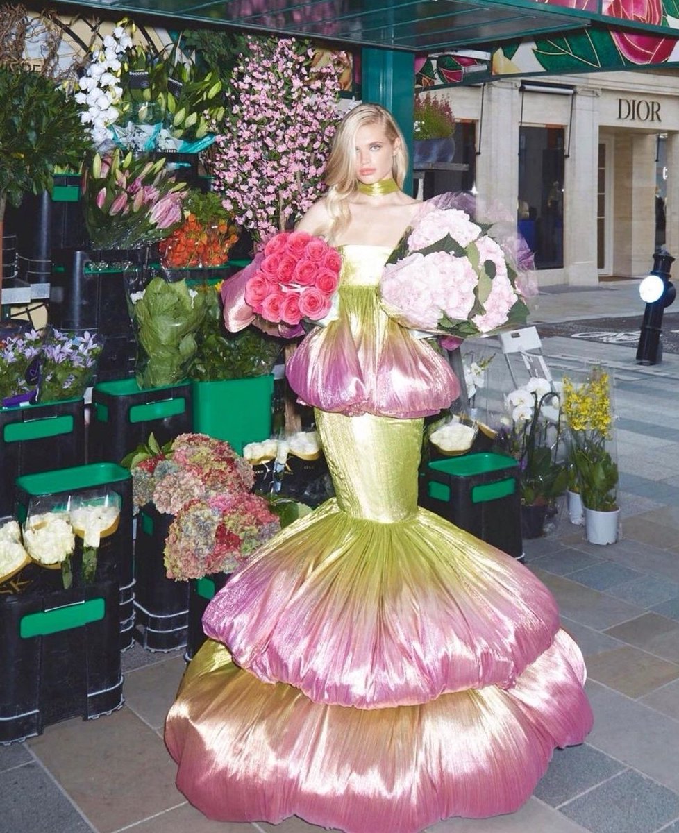 FULLBLOOJM's tweet photo. "it reminds me of alice in wonderland when alice first encounters the flowers. i love how this look is so surreal but also glamorous!" park sohee on The girl in full bloom collection https://t.co/Hm48XH49Au