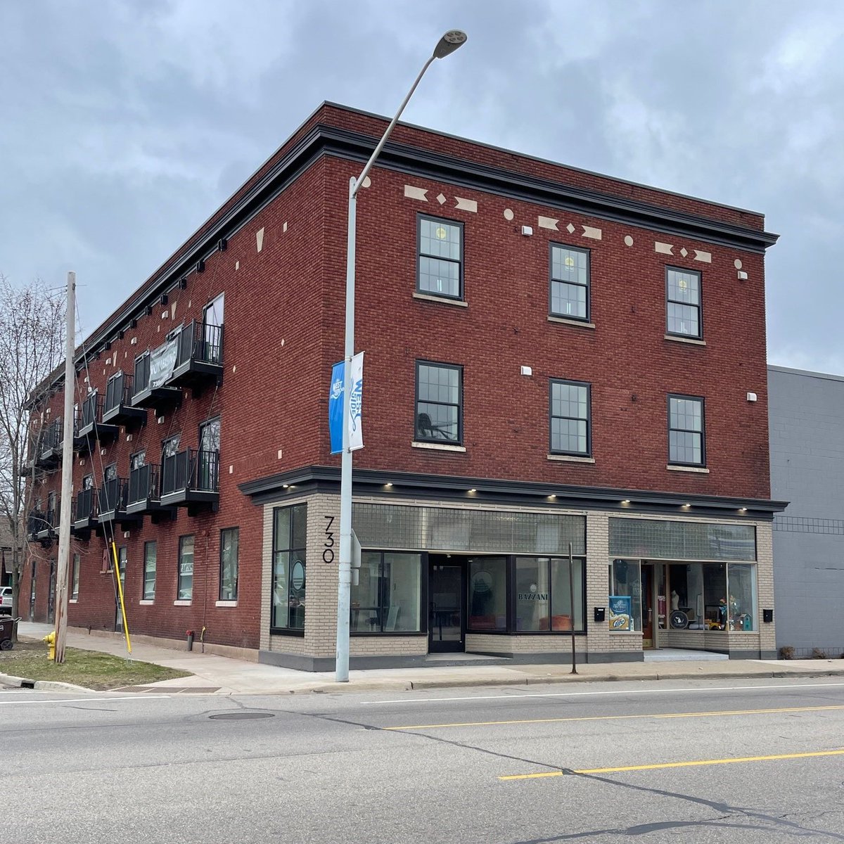 cellabuildingco's tweet photo. Something new is coming to the 730 Leonard Apartments! The adjacent building is about to undergo a MAJOR transformation.
Ten new apartments will debut late next summer. Stay tuned! https://t.co/H0aXOTyZKx