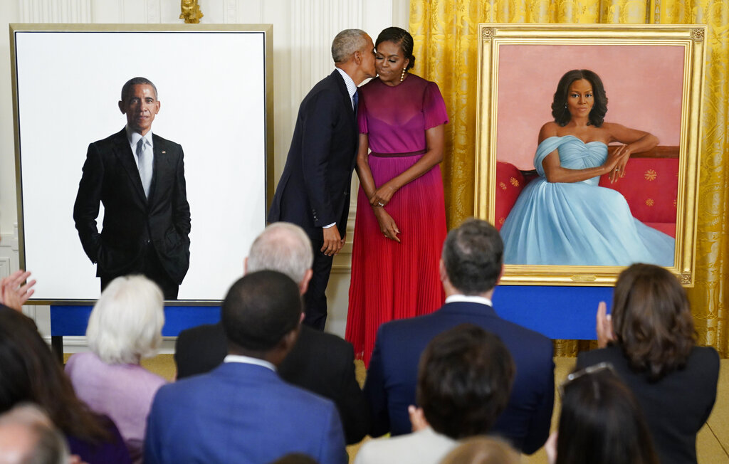 afronews's tweet photo. Obamas return to White House: official portraits unveiled
By Darlene Superville, The Associated Press
https://t.co/GjizcZ048O
#BarackObama #MichelleObama #PresidentJoeBiden #portraits #artist #RobertMcCurdy https://t.co/LG7GYesICL