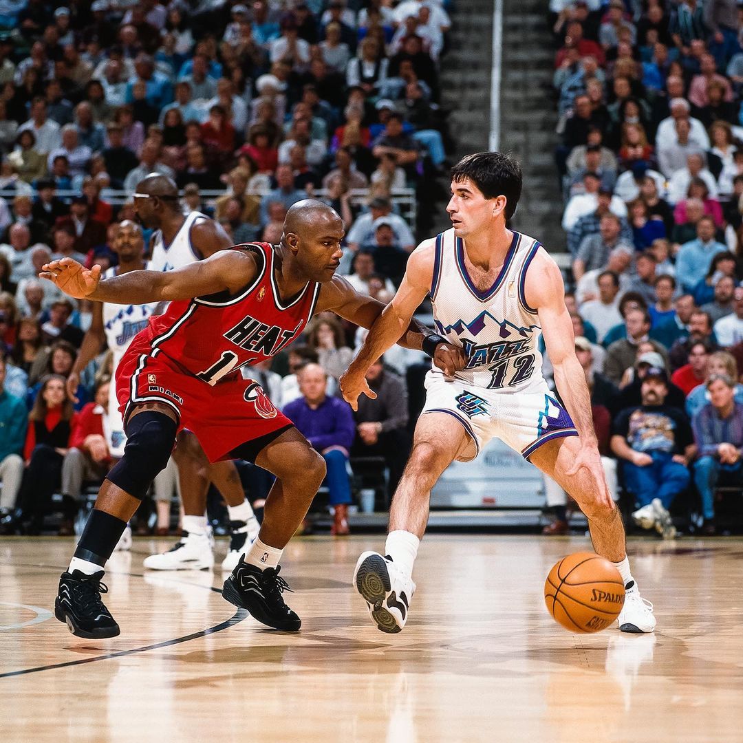 NBABrasil's tweet photo. Tim Hardaway dividiu a quadra com uma galera BRABA na NBA 🔥
Neste sábado (10/09), a lenda entrará para o Hall da Fama na classe de 2022! 🌟 #22HoopClass #HardawayHOF
(via: @MiamiHEAT) https://t.co/E7Ymx3XrD5