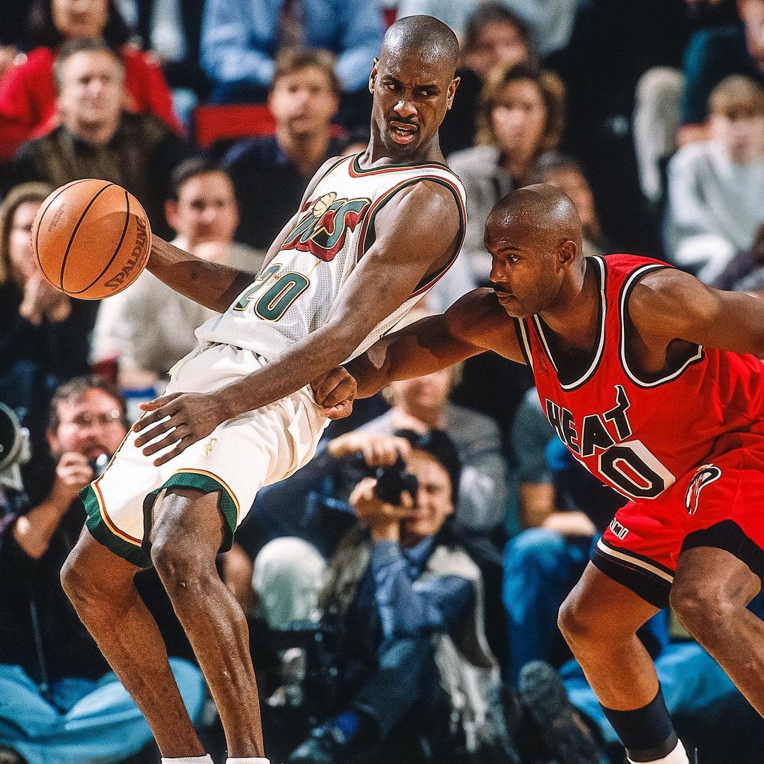 NBABrasil's tweet photo. Tim Hardaway dividiu a quadra com uma galera BRABA na NBA 🔥
Neste sábado (10/09), a lenda entrará para o Hall da Fama na classe de 2022! 🌟 #22HoopClass #HardawayHOF
(via: @MiamiHEAT) https://t.co/E7Ymx3XrD5