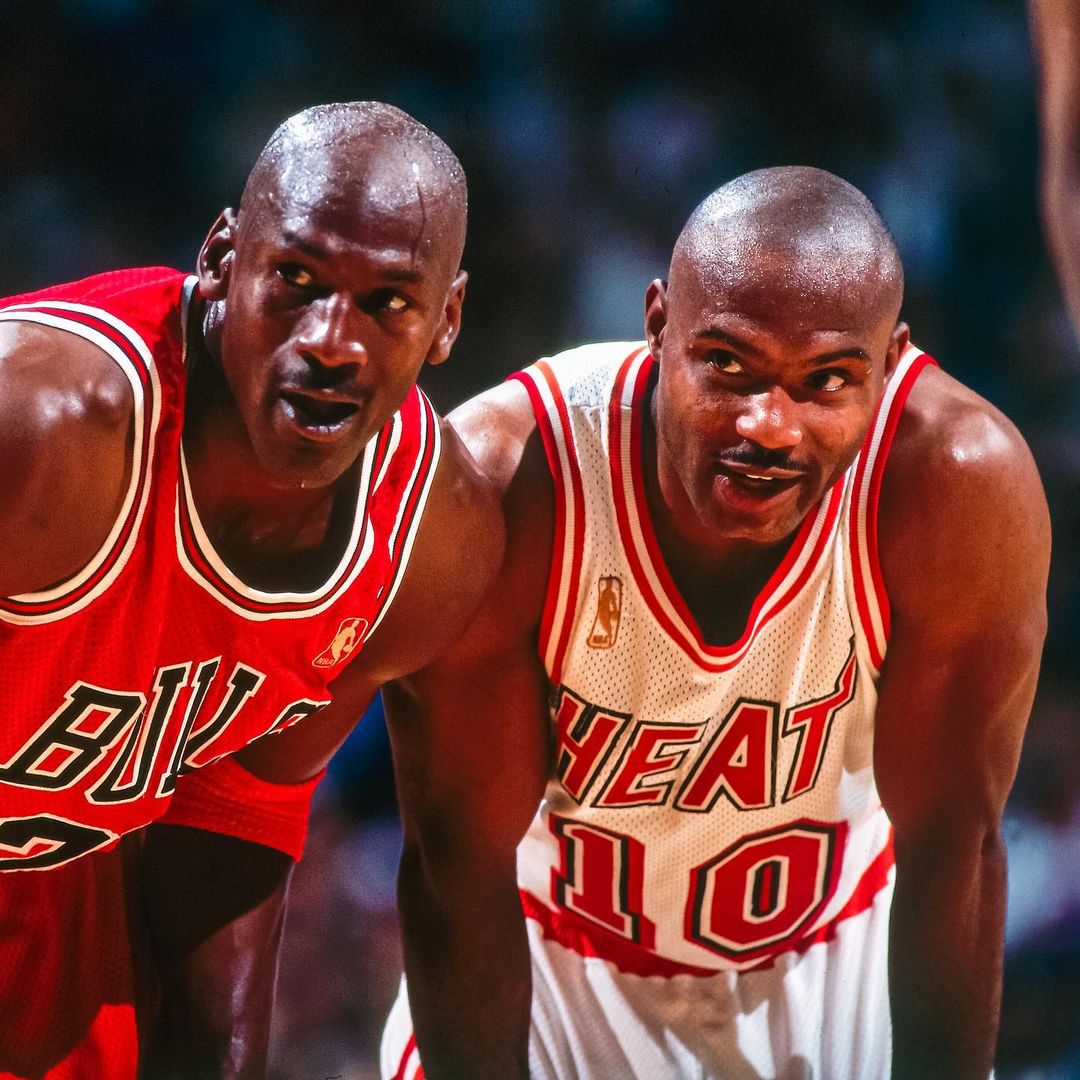 NBABrasil's tweet photo. Tim Hardaway dividiu a quadra com uma galera BRABA na NBA 🔥
Neste sábado (10/09), a lenda entrará para o Hall da Fama na classe de 2022! 🌟 #22HoopClass #HardawayHOF
(via: @MiamiHEAT) https://t.co/E7Ymx3XrD5