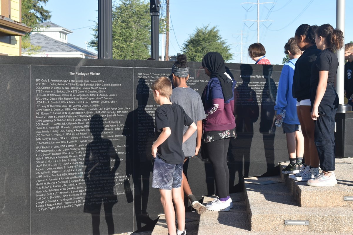 Hilliard_Police's tweet photo. Today HPD hosted students from Hilliard Station Sixth Grade School. Chief Woods spoke about the events of Sept. 11, 2001, and led students on a tour of First Responders Park.🇺🇸

Sharing this information is part of our pledge to Never Forget. Thanks @HilliardSchools for coming! https://t.co/b0TmwXyo5W