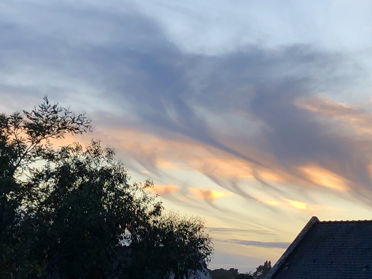 melanie_marec's tweet photo. Ciel poétique ce soir #sunset #ciel #nuage #peinturenaturelle #poesiedelinstant #poesie #douarnenez #finistere #bretagne #france #voyage #flaner #légèreté #sunsetlovers #sunsetphotography #sunsetphoto @douarneneztourisme @BreizhWeCan @Toutcommence29 https://t.co/E0NYu3Ed7i