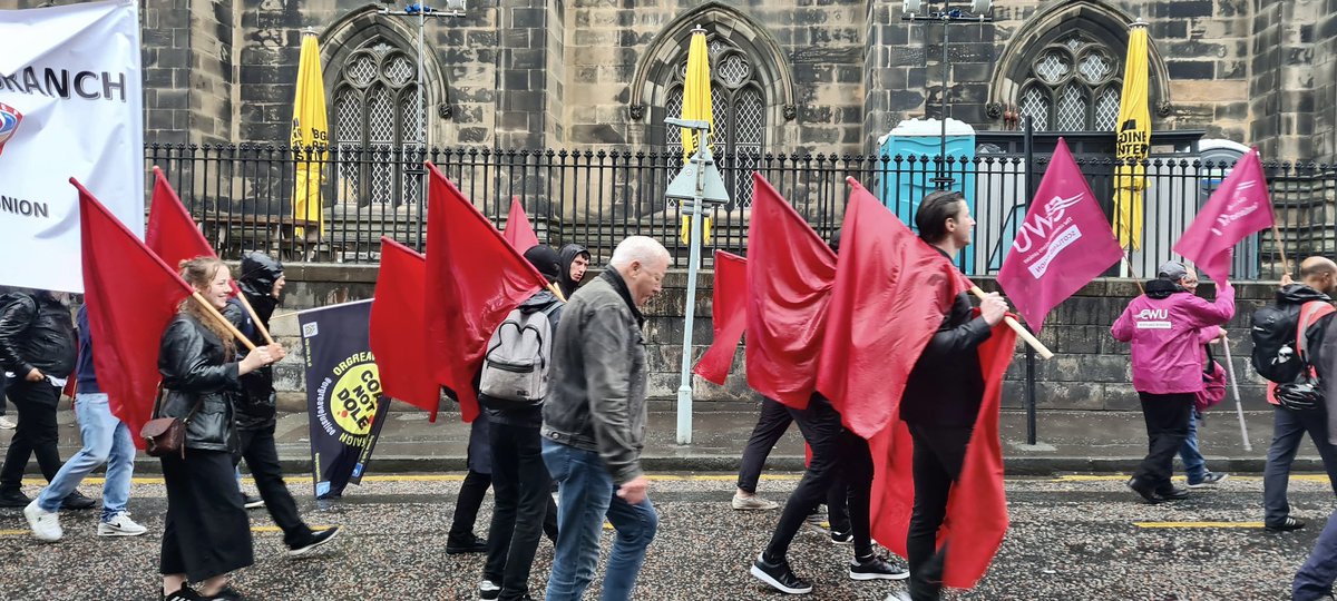 YCLEdinburgh's tweet photo. Young communists on the march! 

Scotlands Trade Union movement gathered in Edinburgh to demand a pay rise. As wages stagnate, prices increase and profits sore, communists know it is their task to give this economic cycle a political character. https://t.co/DVG1RpTc5Q