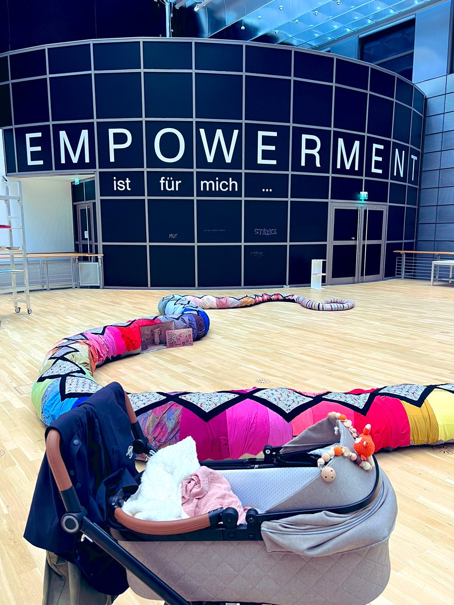 Elternzeit-Stippvisite im <a href="/KunstmuseumWOB/">KunstmuseumWolfsburg</a> zur Preview von #Empowerment - was sonst sollte ihre erste Ausstellung sein?🤓 Absolut sehenswert, wir kommen nochmal in Ruhe wieder!