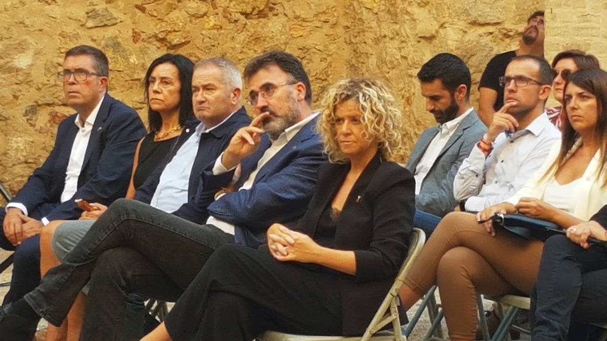 meritxellroige's tweet photo. Commemoració Diada Nacional de Catalunya del Govern @terresebre a #Tortosa, amb una brillant xerrada del magnífic rector de la @universitatURV, Josep Pallarès. Ha insistit i compartim que la Universitat del territori té i ha de tenir un paper clau en el desenvolupament de l'#Ebre https://t.co/6c0a4TlsuV