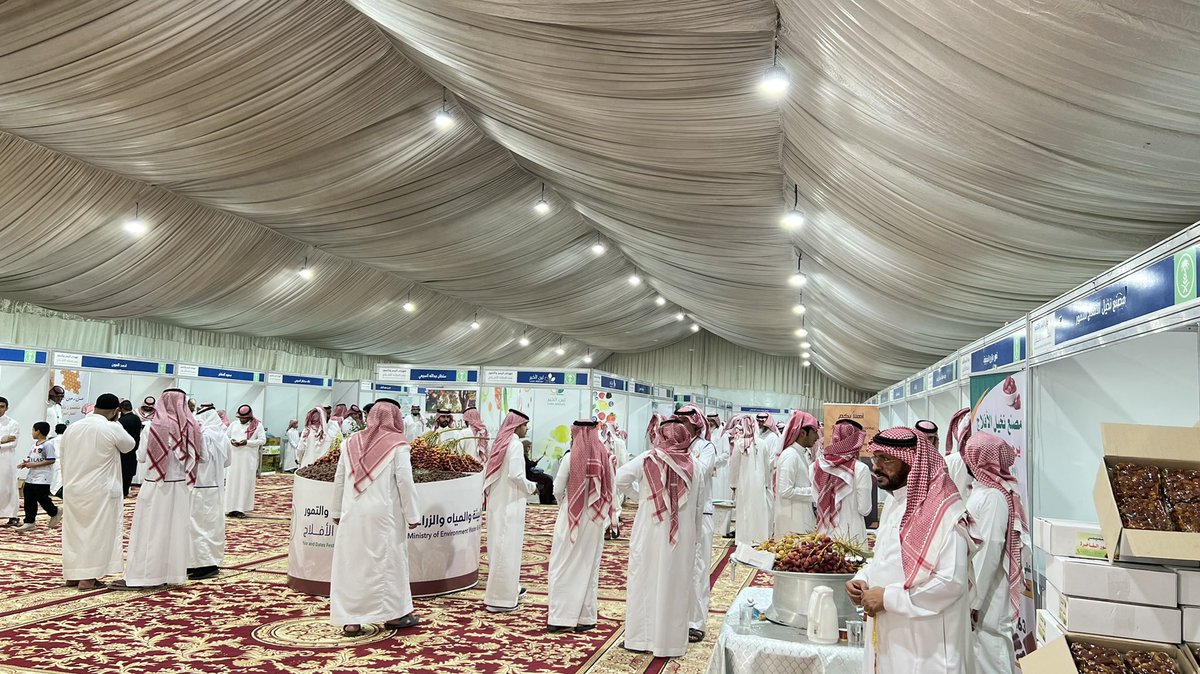 ffaaf3000's tweet photo. مشاركات متنوعة ومشاهد حضور مميزة وتفاعل من قبل الأهالي وزيارة شخصيات هامة وعرض رائع ، زوّار كباراً وصغاراً الجميع يثني ويشيد بالجهود المباركة . 

#مهرجان_الأفلاج_للتمور 
#الافلاج #وقفة_احتفاء https://t.co/a5LtUVwgMo