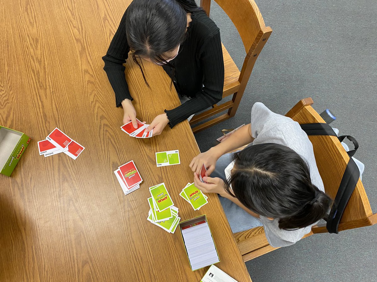 IHMSLibrary's tweet image. Fun Friday games in the library!! Great way to end the week 😊 @IHMSjaguars #Srvlibrarylove