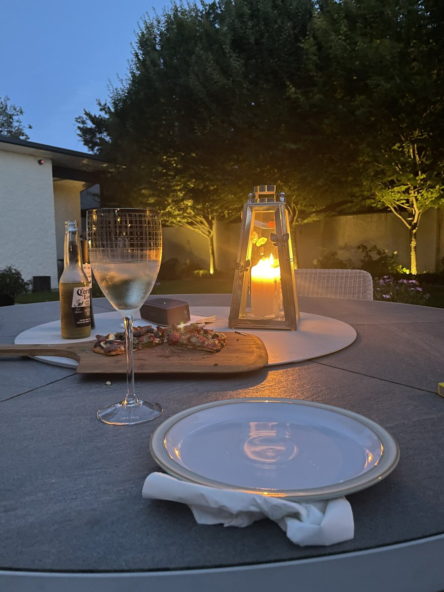 jil_mc's tweet photo. BeReal vs. Being forced to eat outside in the cold 10mins later 🥶🍕🍷 https://t.co/z1rS7nax5i