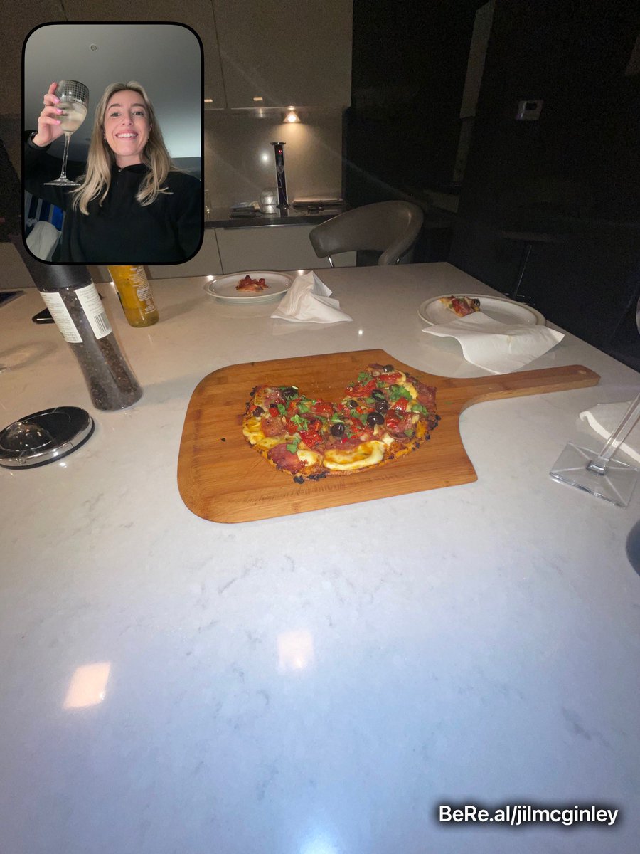 jil_mc's tweet photo. BeReal vs. Being forced to eat outside in the cold 10mins later 🥶🍕🍷 https://t.co/z1rS7nax5i