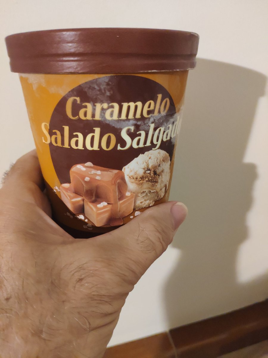 Alguien de aquí me recomendó recientemente este helado y la verdad es que  está muy rico. El contraste dulce y salado y los trocitos de caramelo  (recuerda a los caramelos Solano) combinan