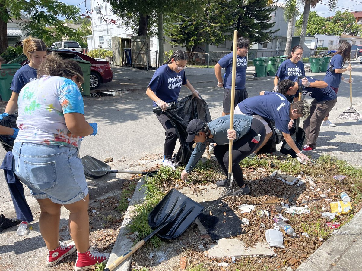 JoeCarolloNow's tweet photo. ♻️We all share the responsibility of protecting and keeping our streets clean - Our #KeepMiamiClean Initiative is transforming Miami one street at a time!
Thanks to @MDCollege #PadronCampus students & teachers for joining us and for all your hard work and dedication to our city! https://t.co/QQN4uviB2G