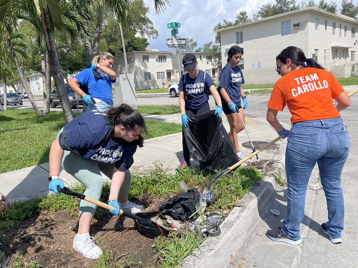 JoeCarolloNow's tweet photo. ♻️We all share the responsibility of protecting and keeping our streets clean - Our #KeepMiamiClean Initiative is transforming Miami one street at a time!
Thanks to @MDCollege #PadronCampus students & teachers for joining us and for all your hard work and dedication to our city! https://t.co/QQN4uviB2G