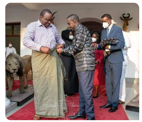 abdisalamisma1's tweet photo. 3/3. Ta ugu xun wuxu kala qaybiyey madaxdii Somalia oo xilli dacwadii #ICJ ay socoto. Halka, Mw @M_Farmaajo oo #PMRoble ku leh war ka joog uu Kenya ka degay oo sidaas maryaha ugu xiray Uhuru. https://t.co/1VL3IzVyD1